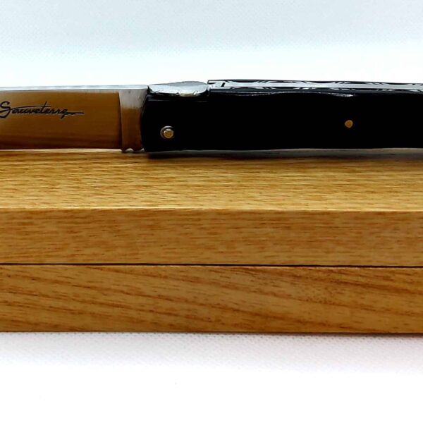 Sauvettere 11cm, mouche en feuille de sauge forgée et manche en ébène facetté