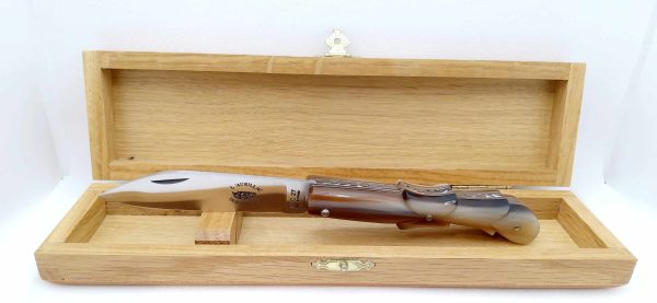 L’Aurillac 11cm, doubles platines inox ciselées et ressort guilloché en Corne